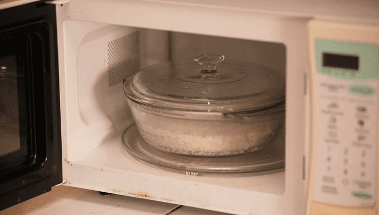 Cơm bị sượng phải làm sao - Dùng lò vi sóng xử lý