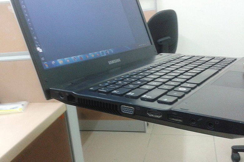 Cách sạc pin laptop: Không để đồ nặng lên laptop