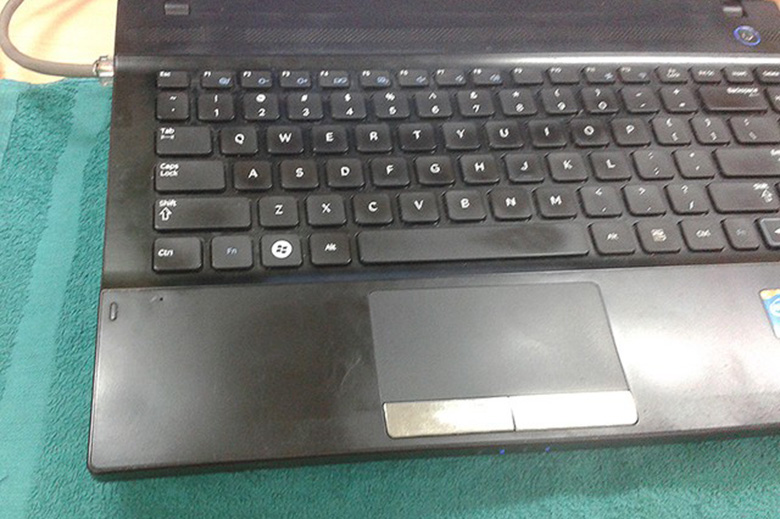 Cách sạc pin laptop: không đút laptop vào túi khi đang nóng