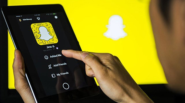 Cách ghép mặt vào ảnh người khác trên điện thoại bằng ứng dụng Snapchat
