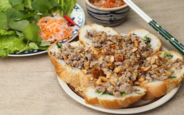 Bánh mì hấp thịt xay món ăn được nhiều người yêu thích