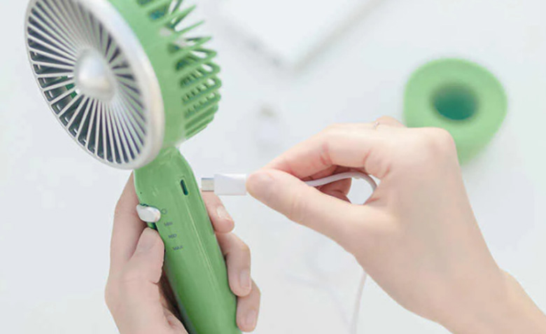 Quạt mini sạc bao nhiêu tiếng thì đầy pin?