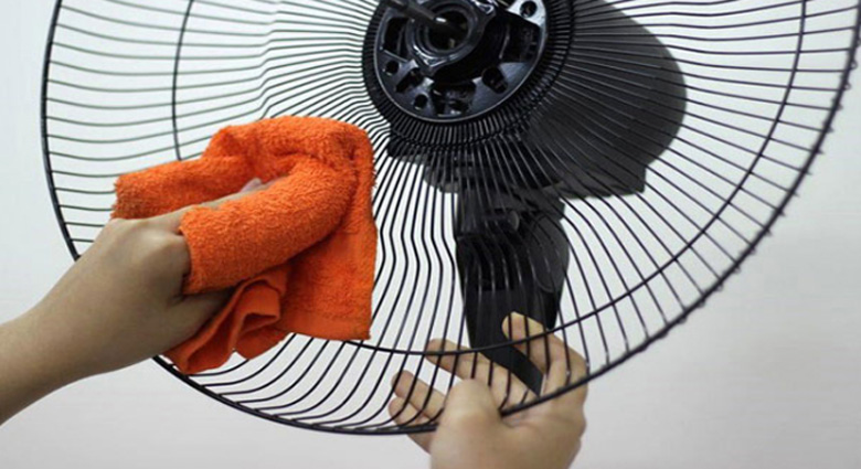 Quạt tích điện vừa dùng vừa sạc có sao không: vệ sinh định kỳ