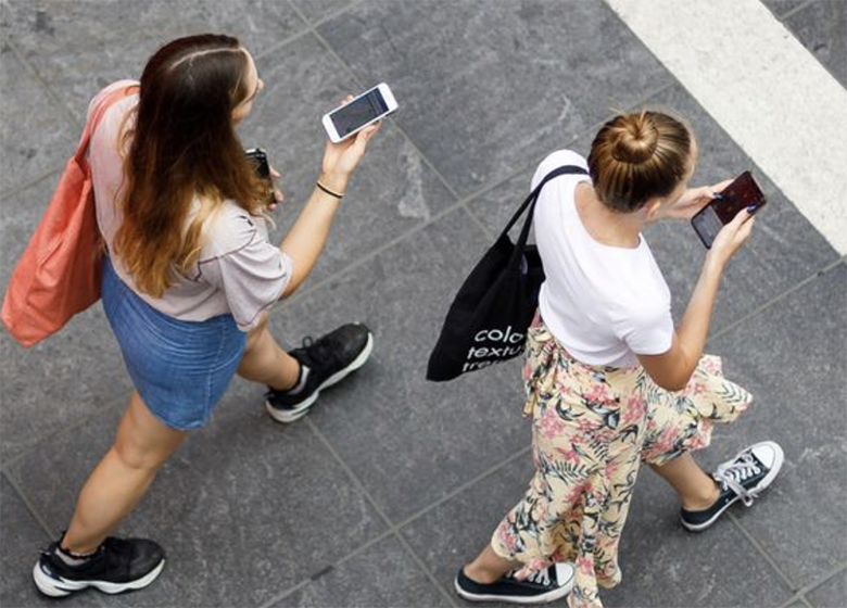 Di chuyển nhiều hơn là cách làm tăng sóng điện thoại trong nhà