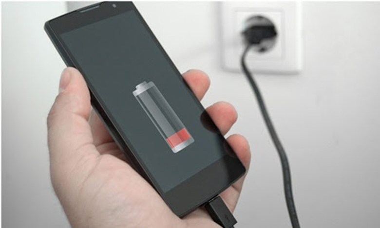 Cách khắc phục điện thoại Samsung bị đen màn hình: Sạc pin