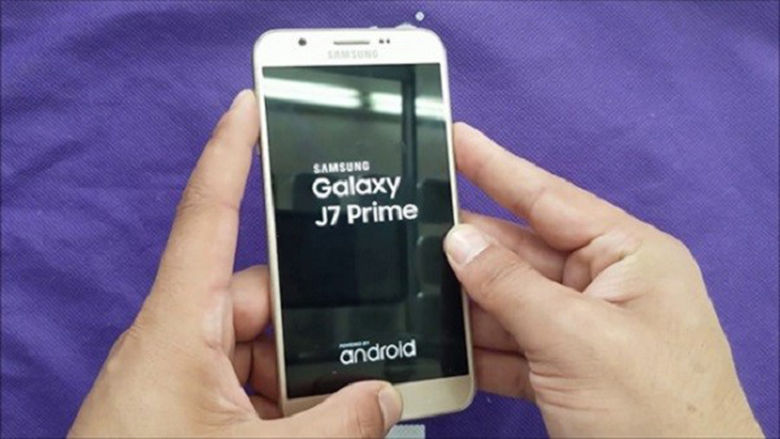 Cách khắc phục điện thoại Samsung bị đen màn hình: khởi động lại máy