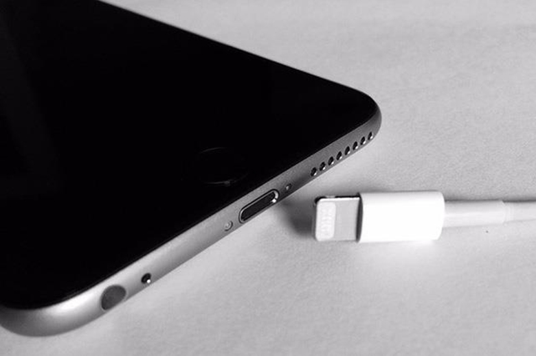 Cách sạc pin điện thoại bằng laptop hiệu quả