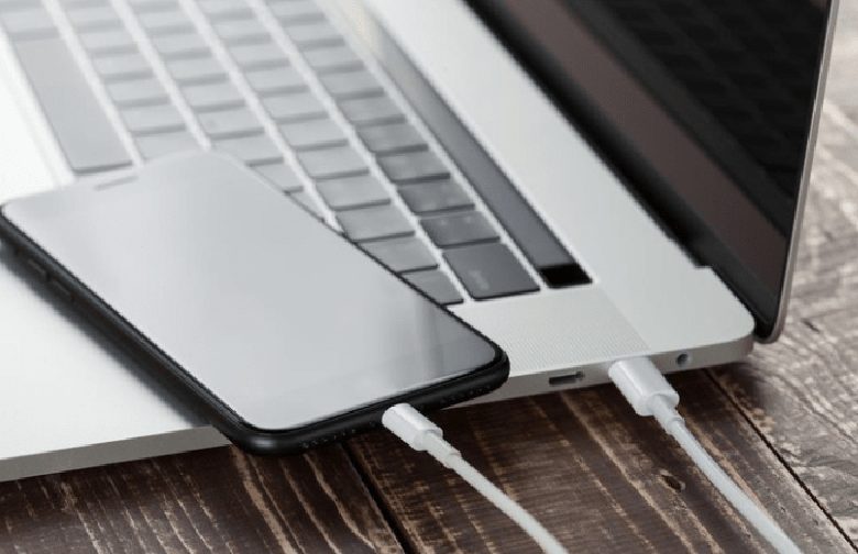 Có nên sạc pin điện thoại bằng laptop không