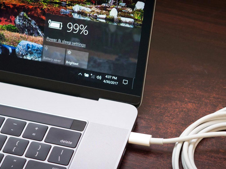 Cách xả pin laptop bước cuối cùng là sạc pin đầy khi xả pin tản nhiệt