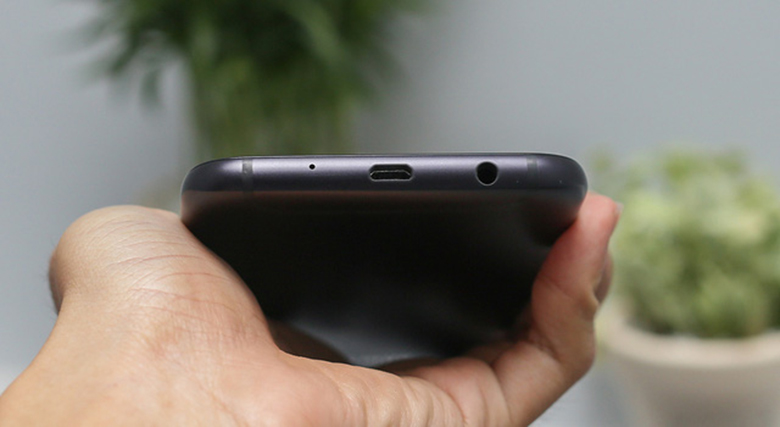 Khắc phục điện thoại Samsung J7 Pro bị đen màn hình: sạc pin