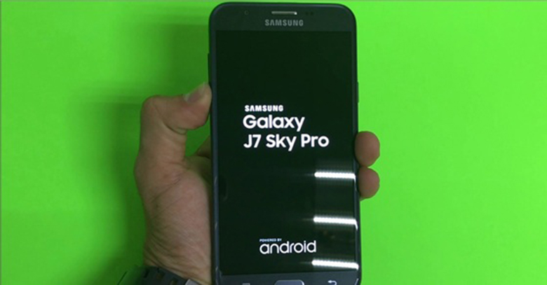 Khắc phục điện thoại Samsung J7 Pro bị đen màn hình: khởi động lại máy