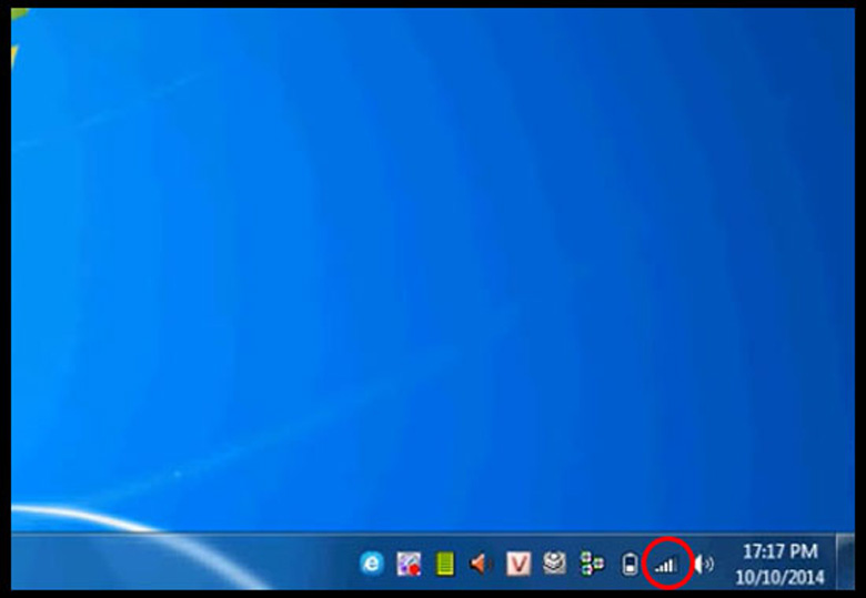 Cách xem pass Wifi trên laptop trên Win 7 chọn biểu tượng Wifi dưới thanh taskbar và chọn chọn "Open Network and Sharing Center".