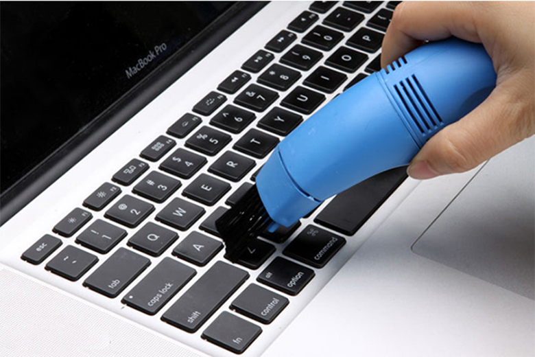 Khắc phục laptop không nhận bàn phím rời bằng cách vệ sinh bàn phím