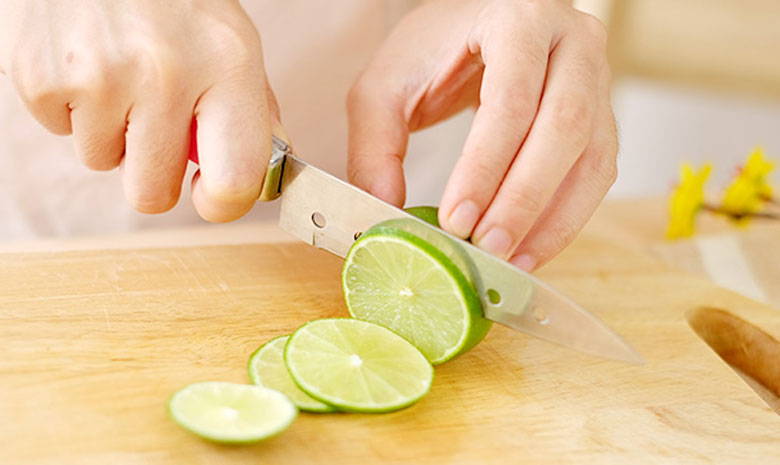 Cách bảo quản mít trong tủ lạnh cho vài lát chanh khử mùi