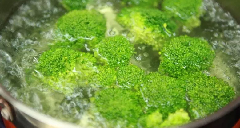 Tại sao không bảo quản rau củ trong ngăn đá - Chần sơ rau 