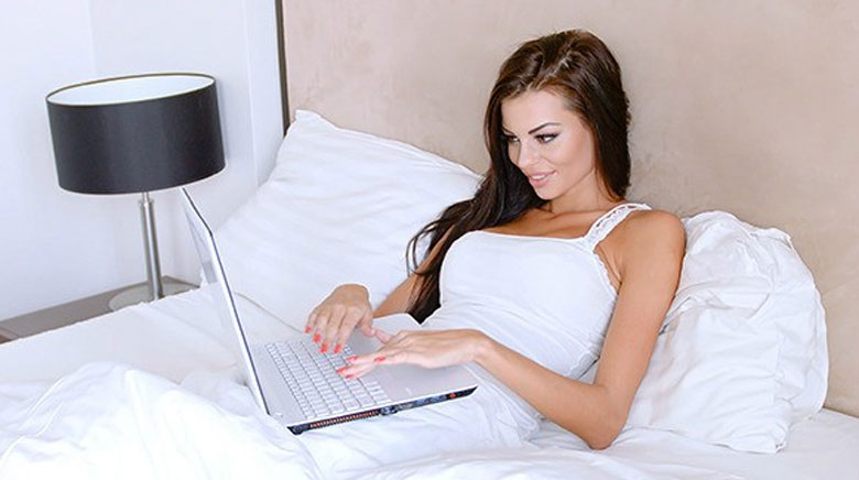 Cắm sạc laptop liên tục có sao không: Không để laptop lên người