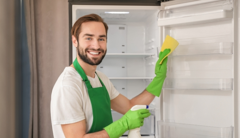 Thường xuyên vệ sinh là cách sử dụng tủ lạnh Aqua giúp kéo dài tuổi thọ sản phẩm