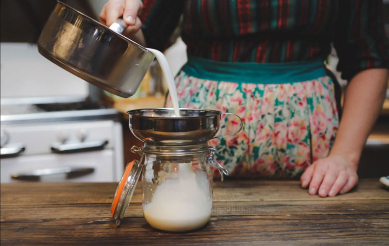 Cách dùng máy làm sữa chua tiếp theo cần lọc hỗn hợp thu được