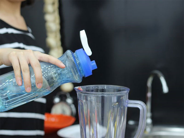 Hướng dẫn cách vệ sinh máy xay sinh tố thường đổ lượng nước vào và chạy trong vòng 30s