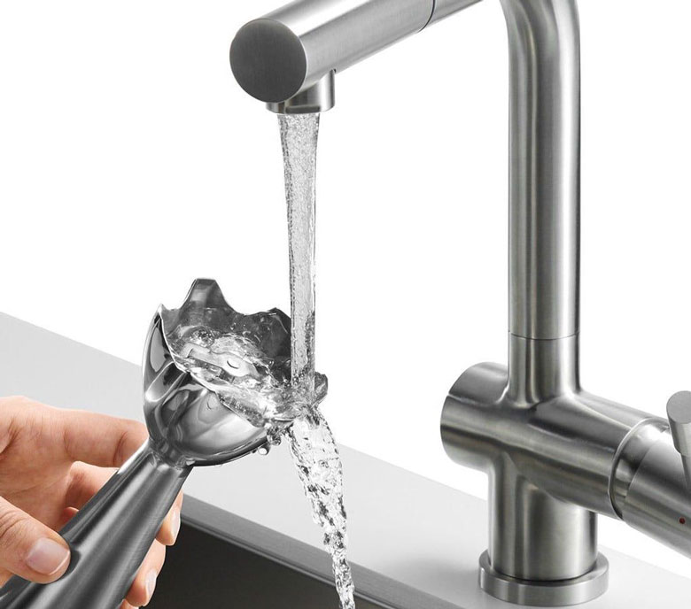 Vệ sinh máy xay sinh tố cầm tay rửa bộ phận bên dưới máy xay cầm tay