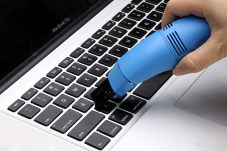 Cách khắc phục laptop nóng bất thường: vệ sinh máy bám bụi