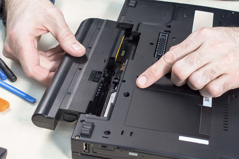 Cách khắc phục laptop nóng bất thường: kiểm tra pin