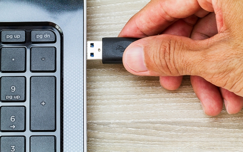 Cắm USB vào máy tính không nhận do đầu cổng tiếp xúc kém