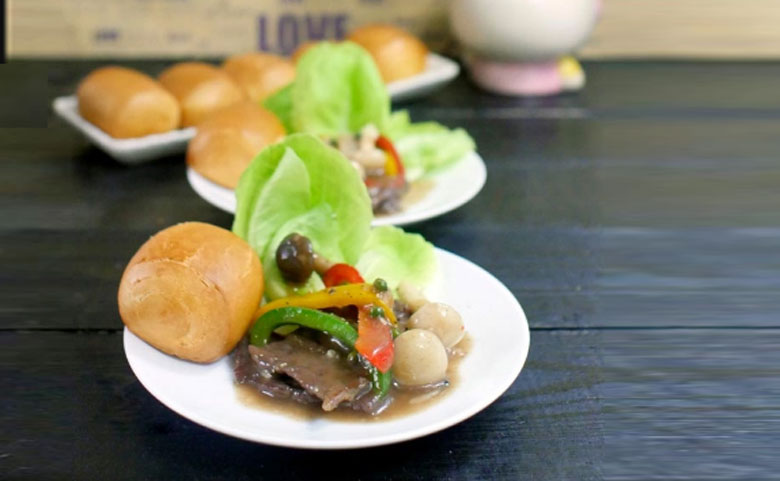 Cách chiên bánh bao bằng nồi chiên không dầu: Làm bò sốt tiêu bước 3