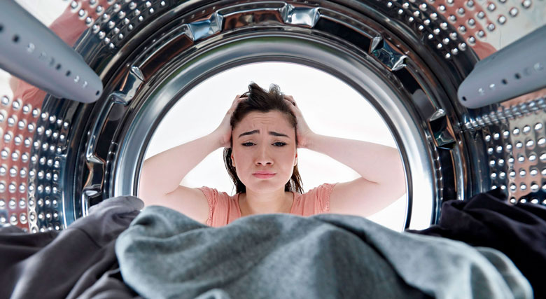 Vệ sinh bộ lọc cặn máy giặt cửa trên - Máy có mùi hôi