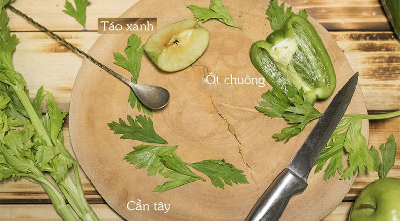 Cách làm nước ép táo ngon kết hợp cần, ớt bắt đầu sơ chế