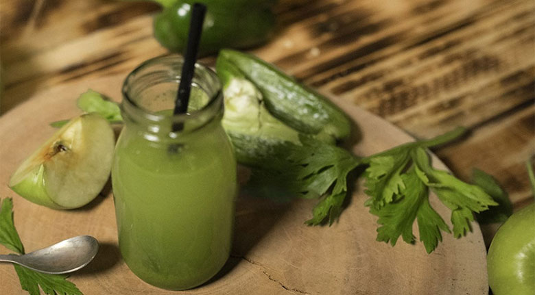 Cách làm nước ép táo ngon kết hợp cần, ớt cuối cùng được ly nước éo tổng hợp thơm ngon