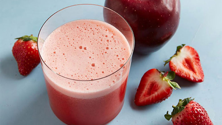 Làm nước ép táo dâu tây cần sau khi thực hiện thu được ly nước ép táo dâu tây nguyên chất