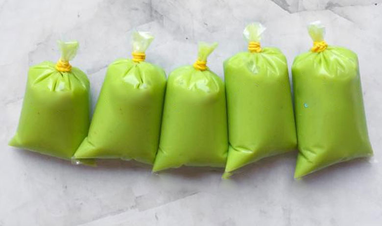 cách làm kem bơ không cần whipping cream: cho hỗn hợp vào túi