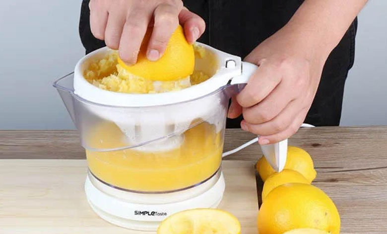 Hướng dẫn cách làm kem cam với Whipping cream: Vắt cam