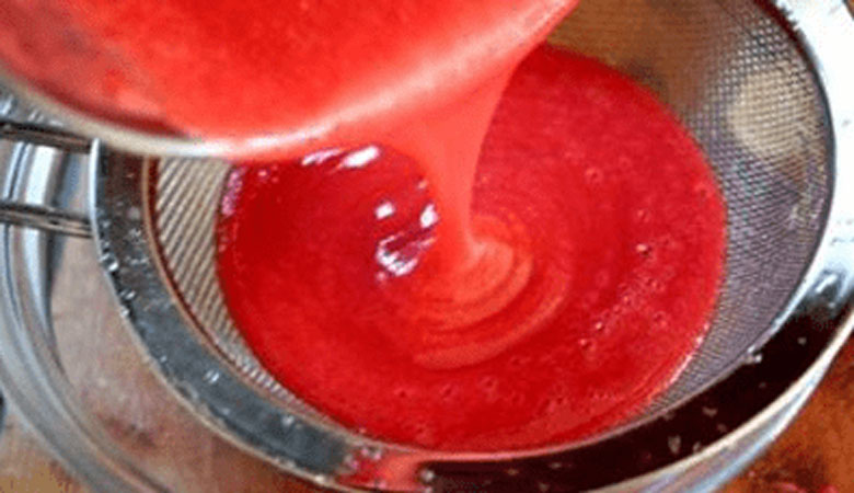 Cách làm nước ép dâu tây cần lọc bỏ cặn bã