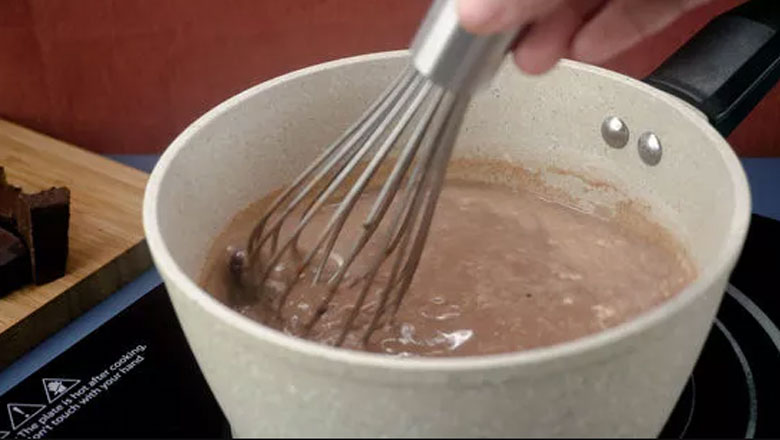 Cách làm kem kitkat chocolate: làm hỗn hợp kem