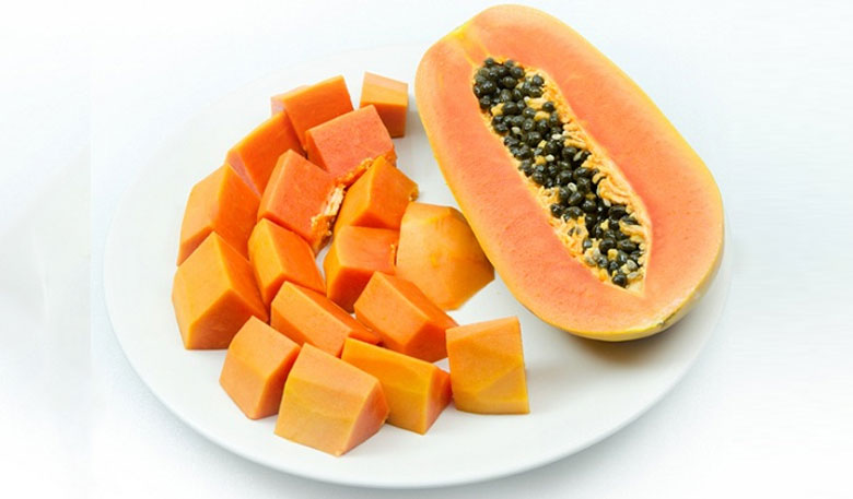 Cách làm kem đu đủ: Sơ chế đu đủ