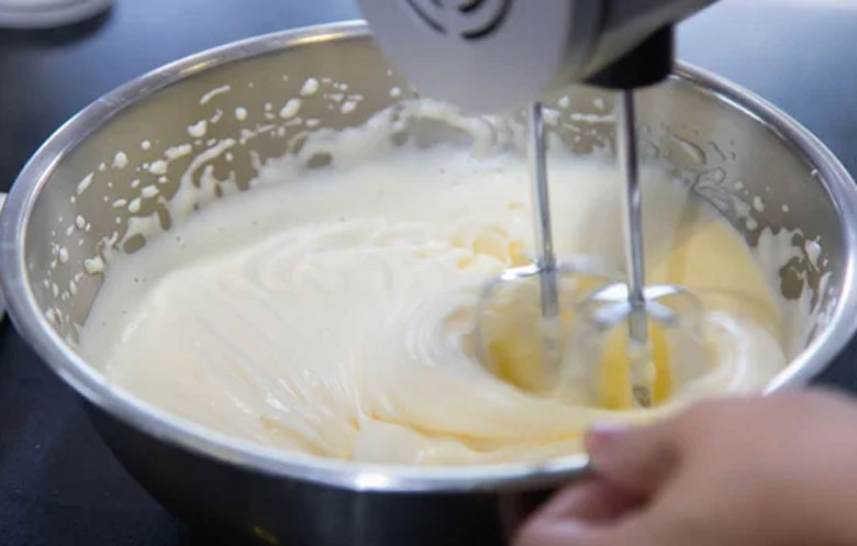 Cách làm kem khoai môn: đánh trứng gà làm kem