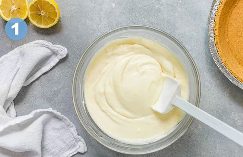 Cách làm kem chanh tại nhà: nấu kem nền