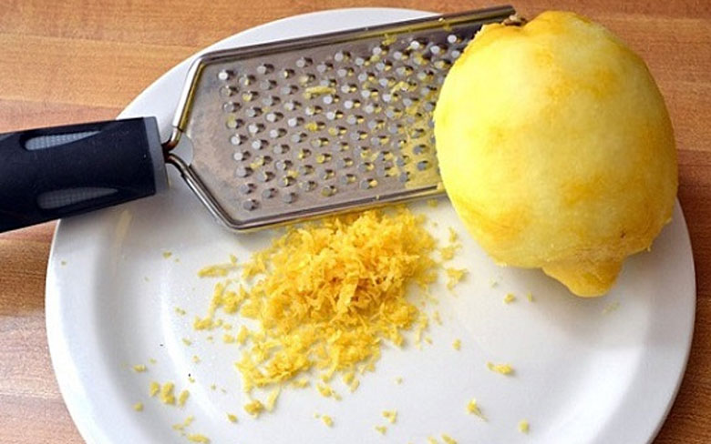 Cách làm kem chanh tại nhà: Bào vỏ chanh