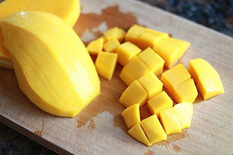 Cách làm sinh tố xoài sữa chua thực hiện sơ chế nguyên liệu