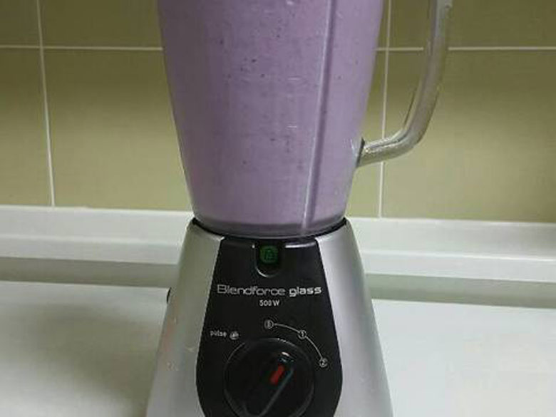 Sinh tố việt quất chuối sử dụng máy xay sinh tố
