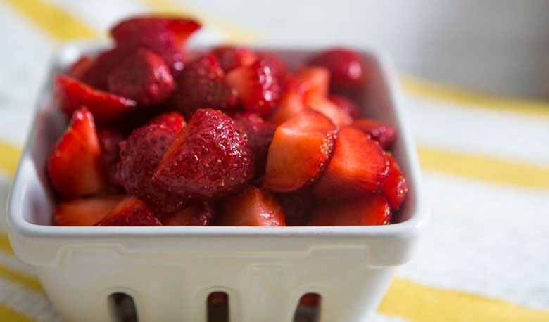 Cách làm kem dâu tây sữa chua: sơ chế dâu