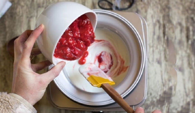 Cách làm kem dâu tây sữa chua: xay dâu và sữa chua