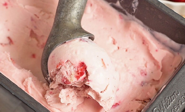 Cách làm kem dâu tây sữa chua: làm đông kem