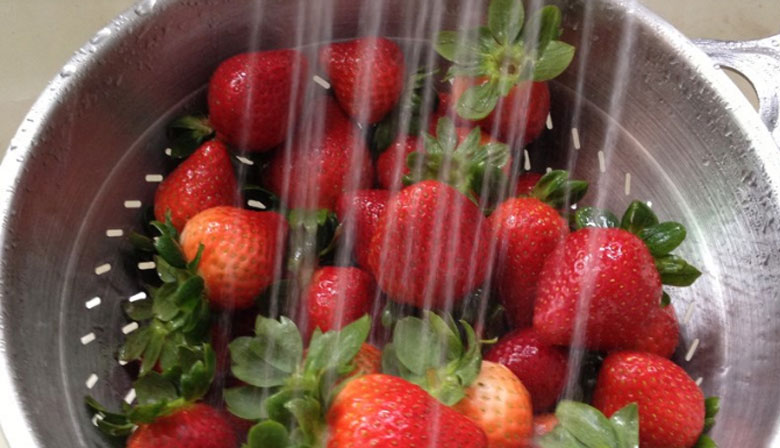 Cách làm kem dâu tây sữa chua đá bào: sơ chế dâu tây