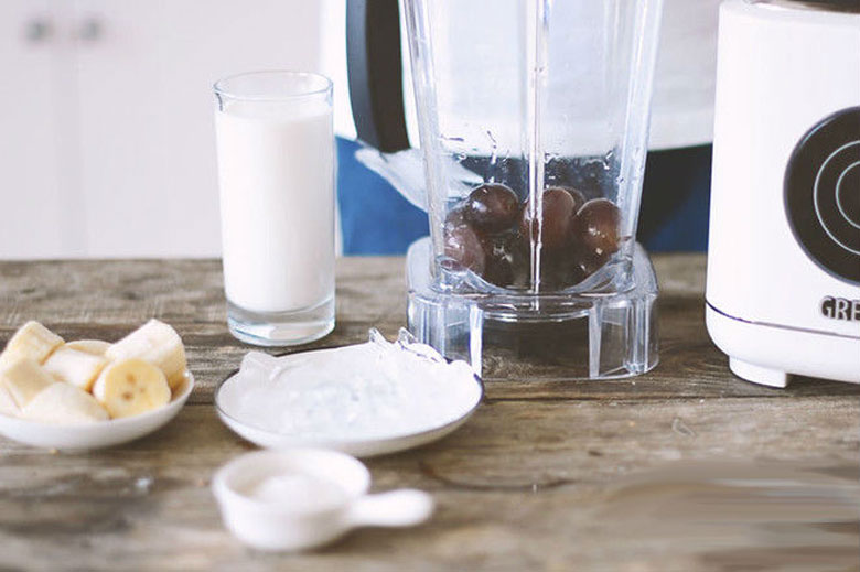 Làm sinh tố nho chuối cần sơ chế nguyên liệu trước khi cho vào máy xay sinh tố