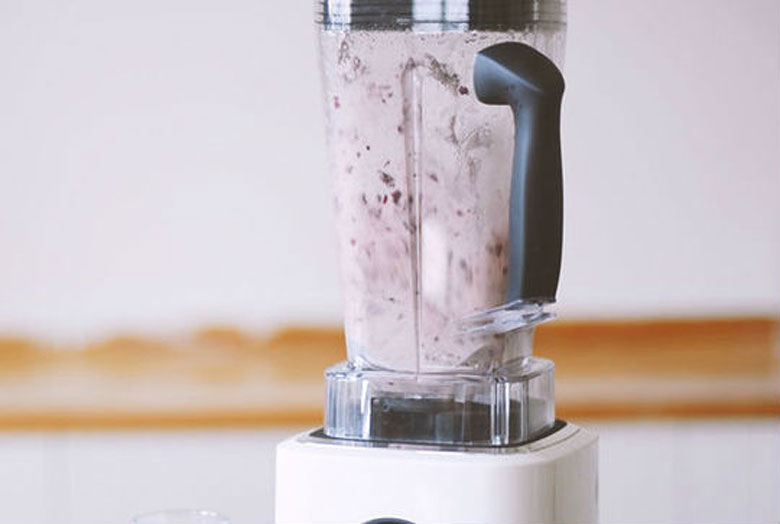 Sinh tố nho chuối thực hiện công đoạn xay sinh tố