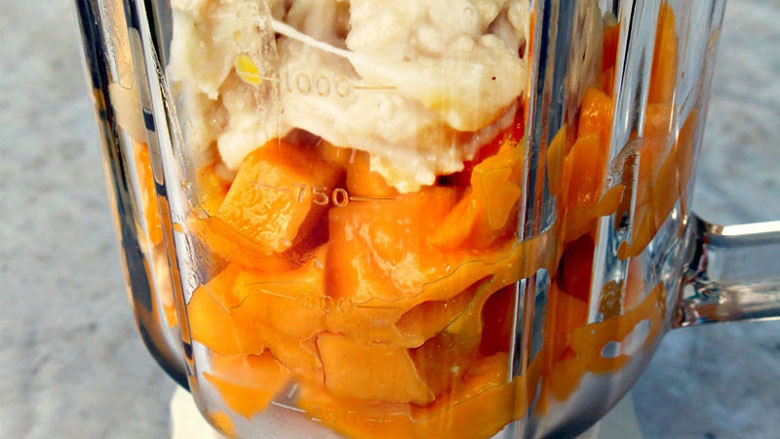 Sinh tố mãng cầu xoài cho hết nguyên liệu đã sơ chế vào máy xay sinh tố