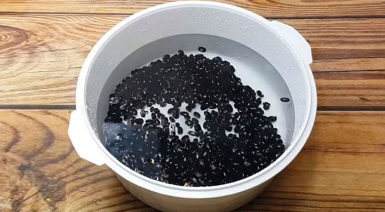 Cách làm kem đậu đen dừa tươi: Sơ chế đậu